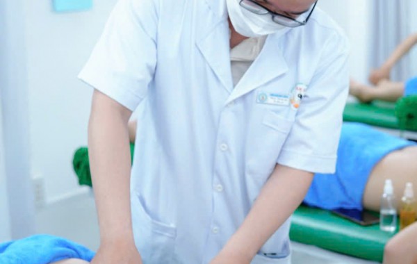 Chỉ đến phòng khám bấm huyệt không có được không em?