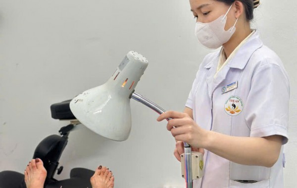 Châm cứu không đúng huyệt hay sao mà về bị bầm tím chỗ châm?