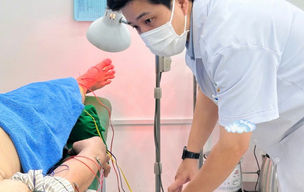 Châm cứu không đúng huyệt hay sao mà về bị bầm tím chỗ châm?